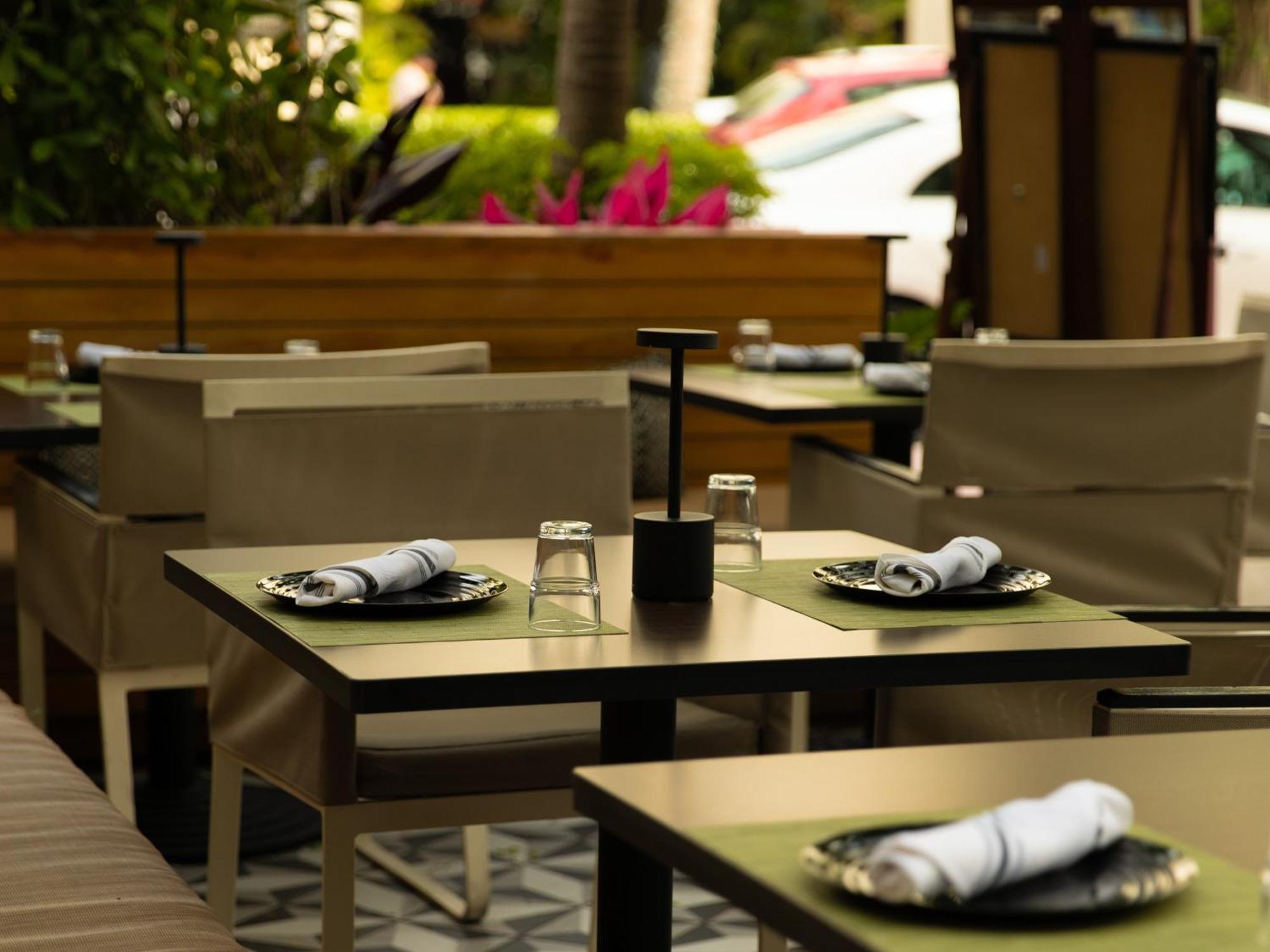 Kimpton Angler'S Hotel South Beach By Ihg Miami Beach Bagian luar foto The patio at the restaurant
